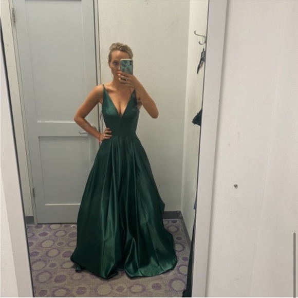 Spaghetti Strap Deep V-Neck Princess Seam
Pleated Pocket Skirt Ball Gown - Picture 4 of 4